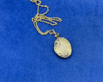 Pale yellow 18kt Gold Plated Oval Photo Locket with a Traditional Victorian Style Floral Design complete with Necklace.