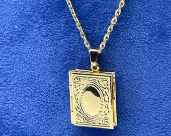 Médaillon style livre en plaqué or 18 carats avec couverture détaillée gravée et collier