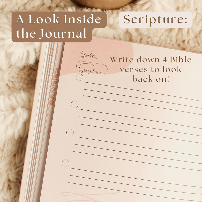 Puede incluir: Una p&aacute;gina de diario con el texto "A Look Inside the Journal" y "Scripture:". La p&aacute;gina tiene l&iacute;neas para escribir y indicaciones para escribir vers&iacute;culos b&iacute;blicos. La combinaci&oacute;n de colores es rosa p&aacute;lido y blanco.