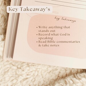 Puede incluir: Diario abierto con el texto "Key Takeaway's" y "key takeaways". La p&aacute;gina del diario tiene un fondo rosa con vi&ntilde;etas: Escribe cualquier cosa que destaque, Registra lo que Dios est&aacute; hablando y Lee comentarios b&iacute;blicos y toma notas.