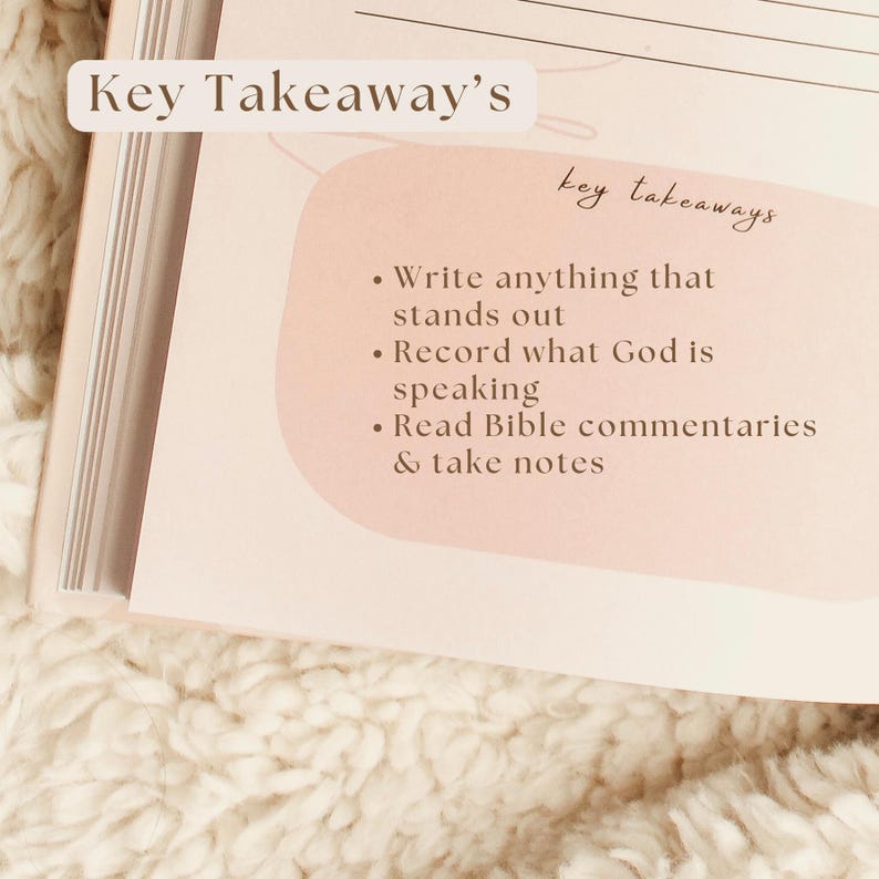 Puede incluir: Diario abierto con el texto "Key Takeaway's" y "key takeaways". La p&aacute;gina del diario tiene un fondo rosa con vi&ntilde;etas: Escribe cualquier cosa que destaque, Registra lo que Dios est&aacute; hablando y Lee comentarios b&iacute;blicos y toma notas.