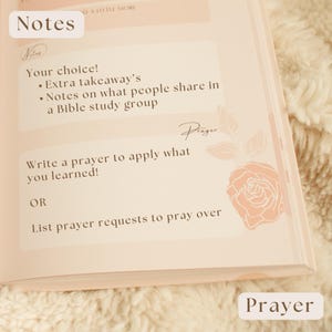 Puede incluir: Primer plano de una p&aacute;gina de diario con las palabras &laquo;Notas&raquo; y &laquo;Oraci&oacute;n&raquo;. La p&aacute;gina incluye indicaciones para la reflexi&oacute;n, como escribir oraciones y tomar notas sobre el estudio b&iacute;blico. Un dise&ntilde;o floral melocot&oacute;n est&aacute; en la esquina.