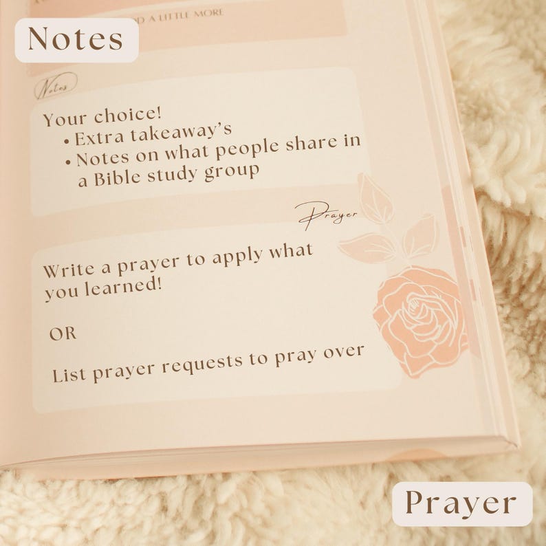 Puede incluir: Primer plano de una p&aacute;gina de diario con las palabras &laquo;Notas&raquo; y &laquo;Oraci&oacute;n&raquo;. La p&aacute;gina incluye indicaciones para la reflexi&oacute;n, como escribir oraciones y tomar notas sobre el estudio b&iacute;blico. Un dise&ntilde;o floral melocot&oacute;n est&aacute; en la esquina.