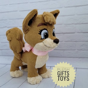 Ein Plüschtier-Engelhund von einer Zeichentrickfigur. Auf Lager. Verfügbar