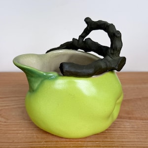 Lattiera vintage in ceramica di Patricia Garrett a forma di mela, firmata 2001 California Studio Pottery, caraffa per frutta Great Impressions, ceramica artistica.