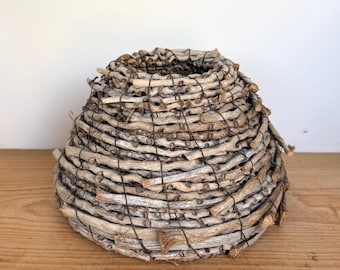 Hermosa cesta escultórica de ramas orgánicas hechas a mano - Cesta rústica de madera tejida para recolectar - Decoración de mesa artesanal