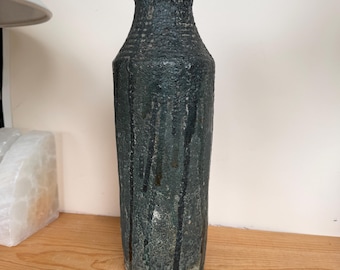 Vaso grande de cerâmica de estúdio, com esmalte vulcânico espesso e escorrendo, peça modernista feita à mão em grés, estilo wabi-sabi, brutalista, em tons neutros e terrosos.