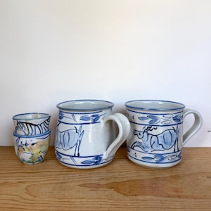 Tazas y vasos de cerámica vintage de estudio de Zimbabue, con motivos de animales pintados a mano, cerámica rústica de arte popular africano.