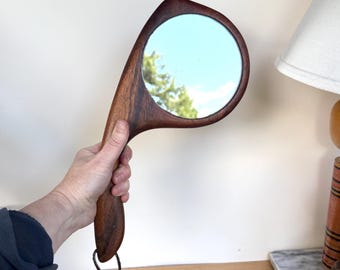 Espejo de mano escultural de nogal - Estudio artesanal californiano de la década de 1970 - Espejo de madera moderno orgánico de mediados de siglo - Atribuido a Dean Santner / Chad Vorhees