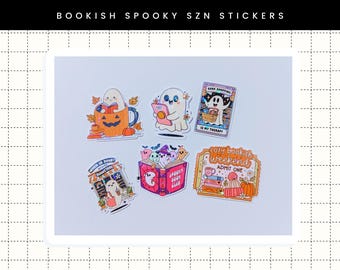 Könnte beinhalten: Ein Set mit sechs Halloween-Stickern mit Geistern, Kürbissen und Büchern. Die Sticker haben einen verspielten und niedlichen Stil. Der Text auf den Stickern lautet "Spooky Book Club", "Cozy Bookish Weekend" und "Book Shopping is My Therapy".