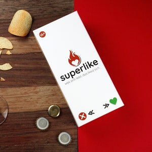 SUPERLIKE - Kartenspiel mit 500 Karten - Die super lustige fiktive Partnersuche - Partyspiel für 3 - 8 Spieler