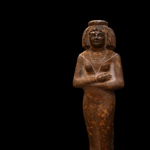 Estatua de granito de la reina egipcia Tiye, tallada a mano. Esposa real del faraón Amenhotep III. Decoración del hogar egipcio.
