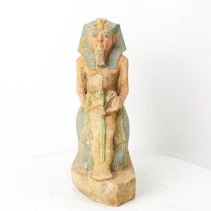 Estatua arrodillada oficial del antiguo Egipto que presenta una estatua del rey - Réplica hecha a mano de piedra caliza
