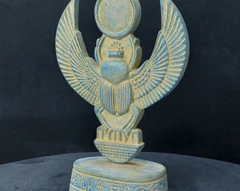 El escarabajo alado vintage hecho a mano (Dios Khepri) que sostiene el disco solar representa la renovación y el renacimiento