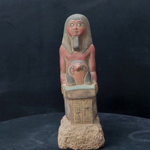 ホルスのファルコンの胸像を抱くペフィ神官の珍しい手作り像