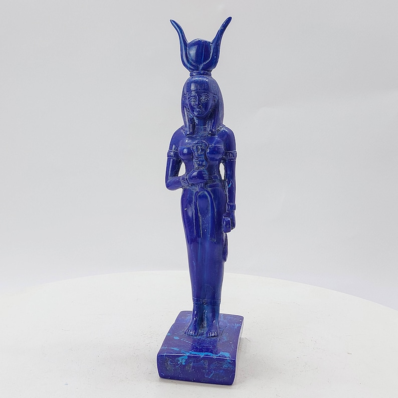 Op de afbeelding: Blauwe lapis lazuli sculptuur van een Egyptische godin met een kroon en een voet.