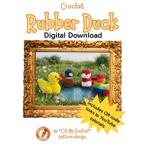 Op de afbeelding: Een digitaal downloadpatroon voor een gehaakte badeend, met de tekst Crochet Rubber Duck Digital Download, een Oh My Goshiel patroonontwerp en een gele ster die includes QR code links to YouTube tutorials vermeldt.