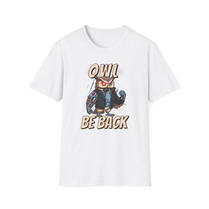 Może przedstawiać: Biała koszulka z kreskówkową sową w futurystycznym stylu, w kurtce i napinającą ramię. Tekst "OWL BE BACK" jest wydrukowany nad i pod ilustracją sowy.