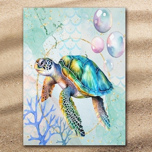 Peut inclure: Une peinture à l'aquarelle d'une tortue de mer nageant dans l'océan. La tortue est verte, bleue et jaune, et elle a une carapace avec un motif d'écailles. L'arrière-plan est de couleur bleu clair avec des paillettes dorées et des bulles blanches.