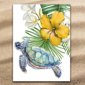 Peut inclure: Une peinture à l'aquarelle d'une tortue de mer nageant dans un décor tropical. La tortue est verte et bleue avec une carapace jaune. L'arrière-plan présente une fleur d'hibiscus jaune et des feuilles de palmier vertes.