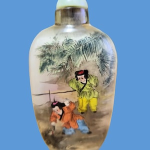 Frasco de rapé chino antiguo de vidrio pintado en el interior – Escena de niños jugando, tapa de jadeíta