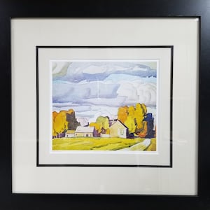 Puede incluir: Una pintura de acuarela que representa un paisaje rural con casas y árboles. El cielo es azul claro con nubes blancas. Las casas son amarillas y los árboles son verdes y amarillos. La pintura está enmarcada en negro.