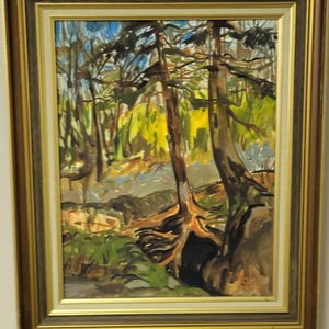 Peut inclure: Peinture à l'huile d'une scène de forêt avec de grands arbres et des racines apparentes. L'œuvre présente une palette de verts, de bruns et de jaunes, avec un ciel bleu visible à travers les branches. Le tableau est encadré dans un cadre en bois doré et marron.