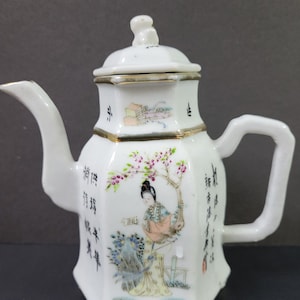 Antigua jarra hexagonal china para licor