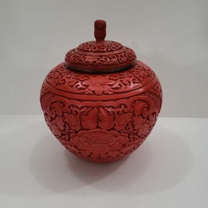 Jarrón de jengibre chino antiguo tallado en cinabrio con tapa / Auténtica laca roja sobre latón con interior de esmalte azul cobalto / 7,5”
