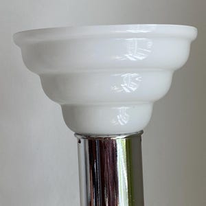 Vintage MCM lamp met kegelvormige diffuser en melkglazen kap - Ring Ware bijenkorfpatroon - 17,5 x 10,3 cm - 5,7 cm fitting - Vloer- of tafelmodel - Zeer goed (VG+++) In Canada