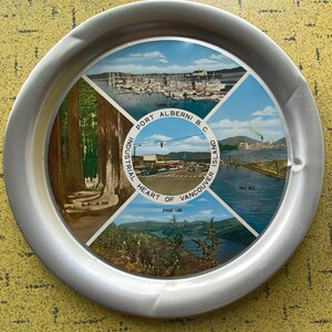 ポートアルバーニ、バンクーバー島、ブリティッシュコロンビア州、1960年製、5枚組の絵柄入り、直径11インチの丸型お土産トレイ - 大きな木、古い車、釣り - カナダ国内で販売中
