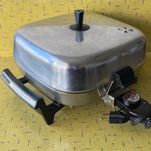 Può includere: Una tazza di ceramica bianca con un manico nero e la scritta "But First, Coffee" in stile scritto a mano. La tazza è su una superficie bianca. La tazza è alta circa 10 cm.