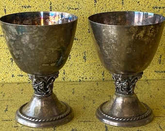 2 verres à vin anciens - Motif médiéval - Plaqué argent + étain - Fabriqué en Espagne - Couronne sur tampon PC ou CP - 8 oz - Patine TB++ Au Canada