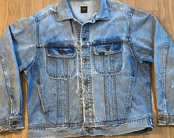 LEE Vtg. 1980s/90s Blue Denim Jean Trucker Jacket - 2 Pleat 4 Pocket - Metal Tab Buttons - Classic Distress - Sz L - VG Made & Buy In Canada