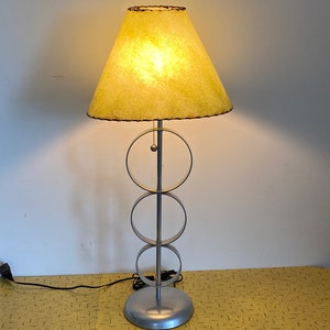Vintage elektrische tafellamp MCM 1998 - Orbit Chicago Brand - 3 verticale ringen gelast metaal in industriële stijl - 32 1/2" hoog - In Canada VG+++