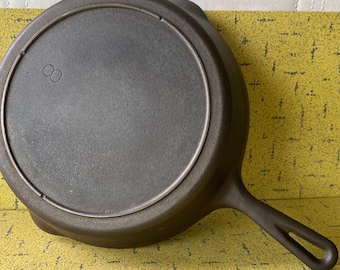 Lodge #8 Cast Iron Skillet/Fry Pan - Unmarked 10 1/4" Vintage Mid 50s - 2 Spout - 3 Notch Heat Ring - Sits Flat - Quality VG++ Buy In Canada