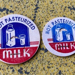 Tampas para Garrafas de Leite - Estilo Pog Vintage Anos 1950 - Grampos e Abas de Abertura - "Leite Não Pasteurizado" - 17x4,1 cm -- 20x3,3 cm - VG+++ Comprar no Canadá