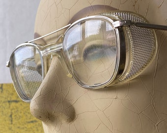 American Optical AO Vtg. Occhiali di sicurezza con montatura in metallo degli anni '40 - Protezioni laterali in rete SS - Lenti in vetro senza prescrizione - Bellezze VG+++!