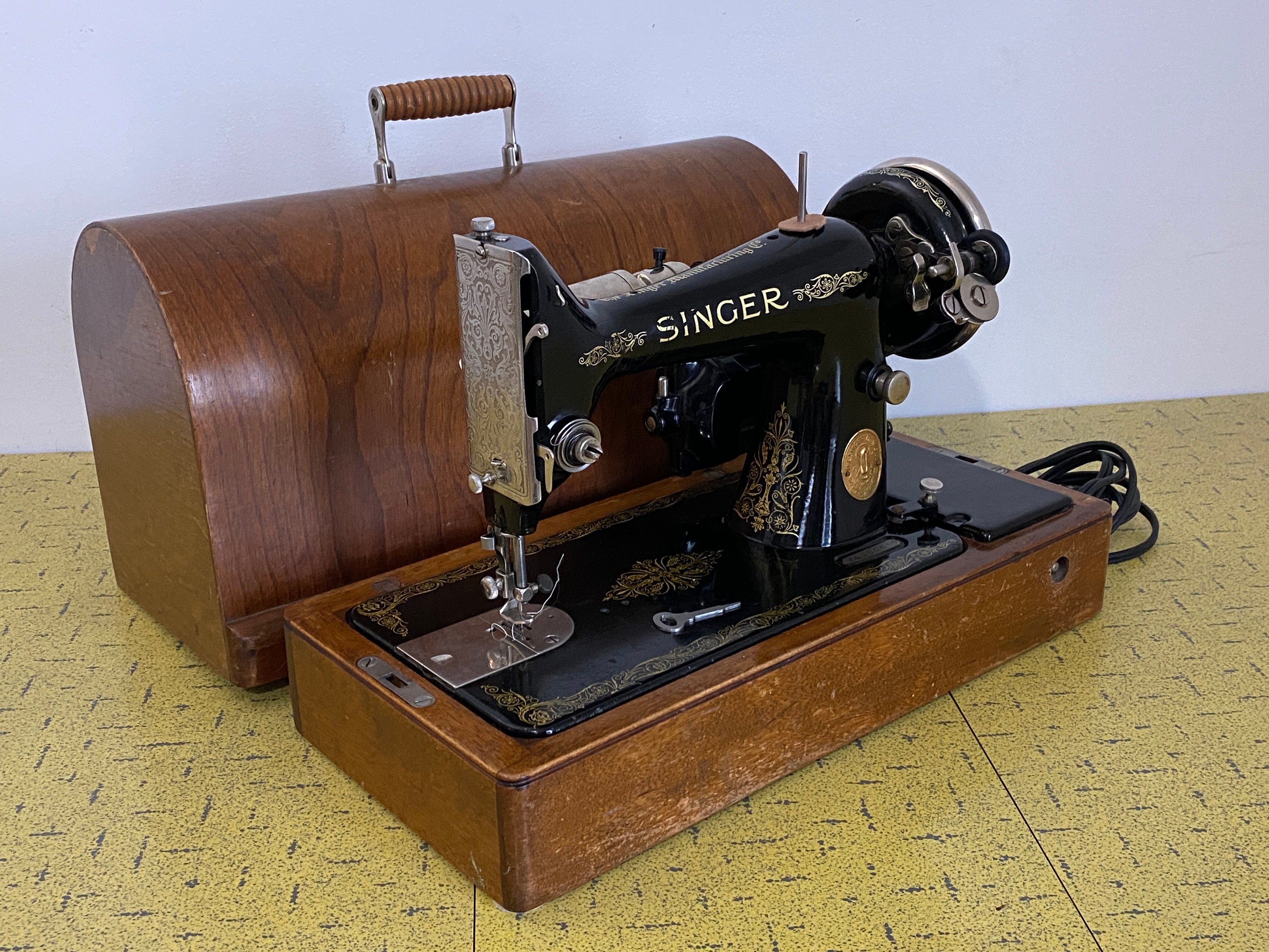 Antique 1926 Singer Sewing Machine & Table with Foot Pedal