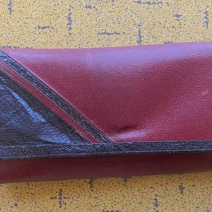 Carteira feminina longa/clutch tripla dobrável em pele de salmão e couro - Vintage anos 80 - Ohlodear Canada Brand - Oxblood Burgundy com preto - VG++ Beauty
