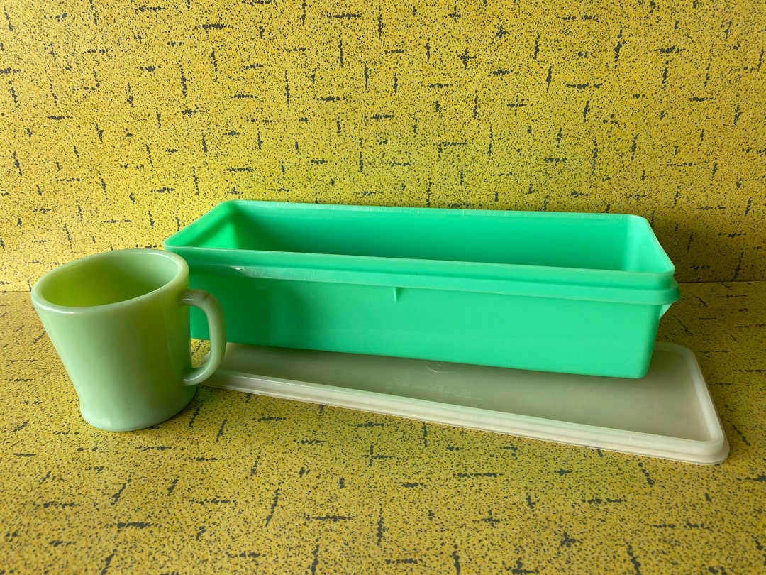 TUPPERWARE Celery Keeper No. 8922 / 8932 Jadeite Green Base W/ Opaque