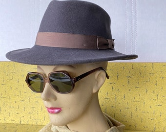 Bailey of Hollywood Womans Curtis Model FEDORA Hat - Wool - Made in USA - Size 59cm 7 3/8 - Chocolate Brown - Unlined - As New VG++ Beauty!!