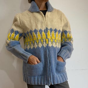 カウイチャン風セーター ヴィンテージ Mary Maxim / フェアアイル / スカンジナビア製 ヘビーウール - ショールカラー - ブルー、イエロー、ホワイト - 希少品 VG++ カナダで購入可能