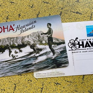 Postal hawaiana de reproducción de imagen de surf de los años 30 con 50.º aniversario de la estadidad de Hawái de 1959. Sello Conmemorativo 2009 Surf / Outrigger FDC