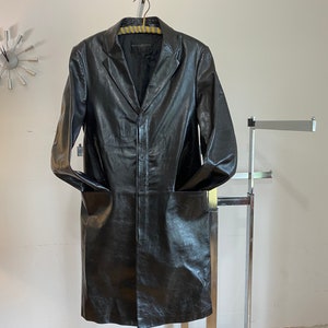 DKNY Donna Karan New York - Trench pour homme en cuir noir de luxe - Fabriqué en Italie Année 2000 - Taille S - Intérieur entièrement doublé - Boutons pression magnétiques - VG++++