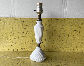 Luminária de mesa elétrica de vidro leitoso - Canelado reto e espiral + design de tachas - Estilo de abajur com encaixe - Vtg. Japão dos anos 1960 - VG++ Beleza clássica!