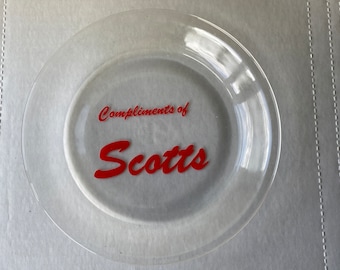 Fire King AH Oven Ware 9" Clear Glass Vintage 1960-70 Pie Plate W/ "Compliments of Scotts" en rojo - Publicidad promocional de sorteo - VG+++