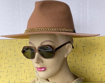Bon Clic Bon Genre Womans SGUARNITO  Hat -100% 5X Wool - Made in Italy - Size 58 - Camel Colour - 3" Brim - Unlined - As New, Unworn Beauty!