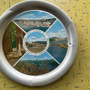 Vassoio da portata rotondo da 11" con 5 immagini, raffigurante souvenir, Port Alberni, Vancouver Island, British Columbia, vintage, anni '60 - Grandi alberi, auto d'epoca, pesca - Classico!!