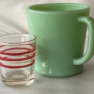 Rot-weißes, schmal gestreiftes Schnapsglas / Messbecher – Vintage 1950er Jahre – 2 1/4 Zoll hoch x 1 7/8 Zoll – beschwerter Sockel – sehr guter Zustand. Schönheit